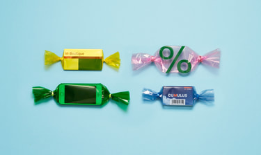 Bonbons vor blauem Hintergrund Bonbons vor blauem Hintergrund